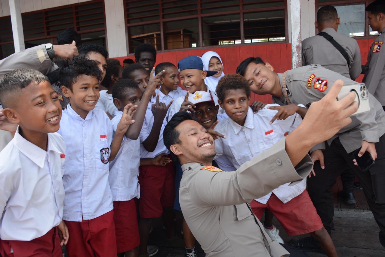 Satgas Damai Cartenz Bagikan Tas dan Alat Tulis untuk Masa Depan Papua
